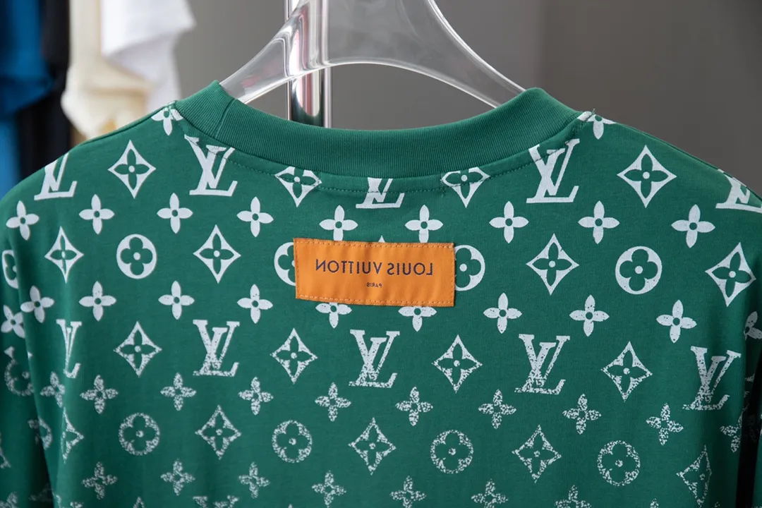 🅿️180 High-quality Lv 2025 early spring new model, MONOGRAM presbyopic gradient short-sleeved T-shirt, using digital printing technology to render pixel light and shadow for the Monogram gradient pattern, and its silk-screen texture and knitting effect complement each other. Synchronized with the official website, pure cotton fabrics at the counter! Comfortable against the skin, durable and easy to wear, meticulous original craftsmanship, custom-made 260g vat-dyed fabric, very comfortable to the touch, latest brick cabinet synchronization, OS off-shoulder version, fashionable and individual, super versatile and good-looking, very suitable for both men and women, must-have style, hang tag, collar label, washed wheat, complete with three labels S M L XL